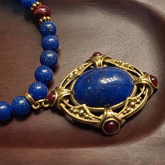 1928 Blue & Red Beaded Necklace Antiqued Gold-tone Sparkling Faux Lapis Pendant - Picture 14 of 15